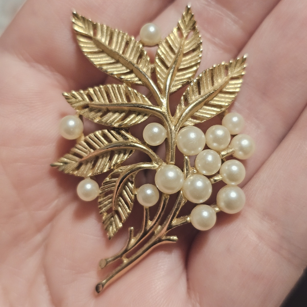 VINTAGE CROWN TRIFARI FAUX PEARL LEAVES BROOCH 1950s-1960s